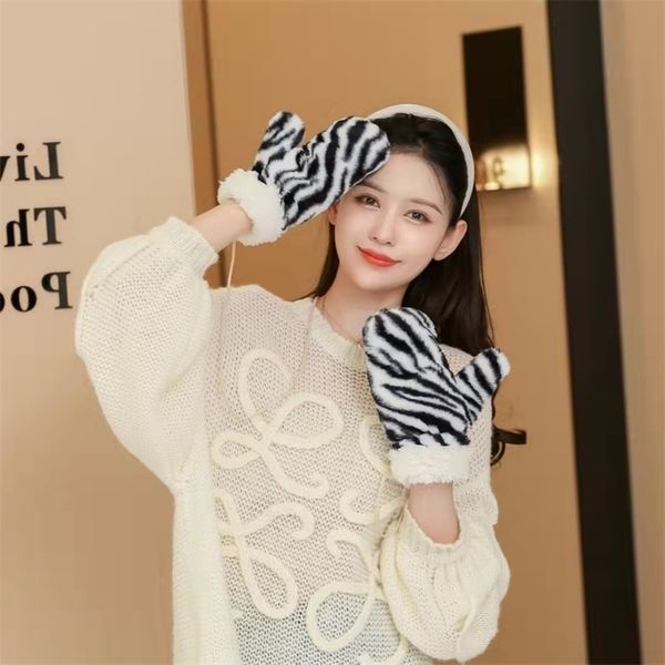 2021 winter girls and students outdoor cycling gloves female hanging neck mittens, Black
2021 winter girls and students outdoor cycling gloves female hanging neck mittens, Black