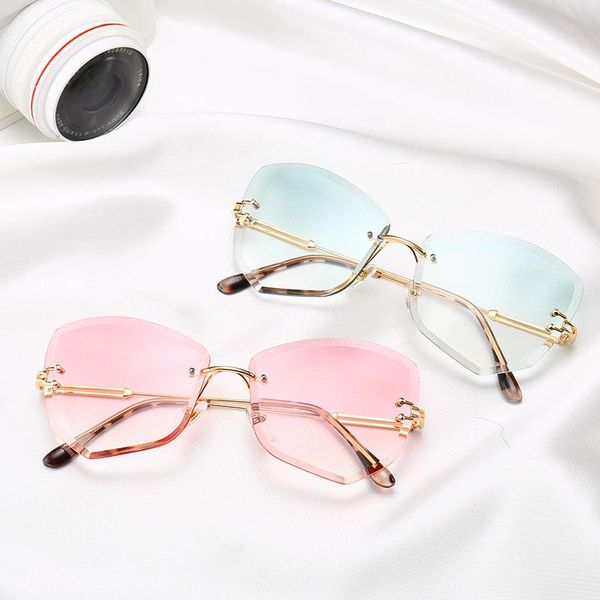 2021 retro cat eye sunglasses women yellow red lens sun glasses fashion light weight sunglass for women vintage metal eyewear, White;black
2021 retro cat eye sunglasses women yellow red lens sun glasses fashion light weight sunglass for women vintage metal eyewear, White;black