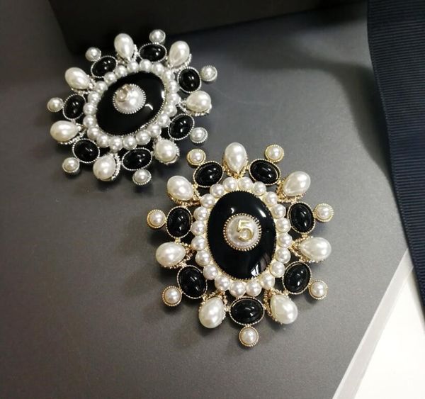2019 new high-grade oval pearl brooch lucky 5 word cross hat decorated brooch badge, Gray
2019 new high-grade oval pearl brooch lucky 5 word cross hat decorated brooch badge, Gray