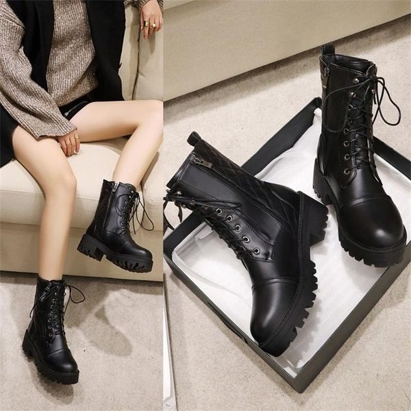 dress shoes british mid-range boots in winter 2021 with thin flat heel and thick soled mini, Black
dress shoes british mid-range boots in winter 2021 with thin flat heel and thick soled mini, Black