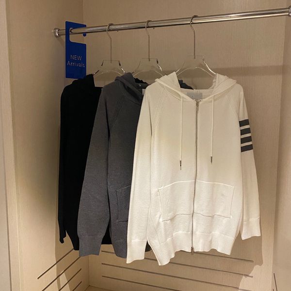 2021 autumn new four bar sports knitted cardigan men's and women's casual zipper jacket fashion, White;black
2021 autumn new four bar sports knitted cardigan men's and women's casual zipper jacket fashion, White;black