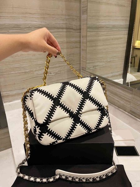black and white luxury custom window design classic style bags along the whole bag looks more fleeciness feeling high-end designer
black and white luxury custom window design classic style bags along the whole bag looks more fleeciness feeling high-end designer
