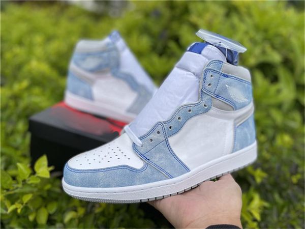 1 og hyper royal men basketball shoes jumpman 1s trainers sports sneakers size 36--46 555088-402
1 og hyper royal men basketball shoes jumpman 1s trainers sports sneakers size 36--46 555088-402