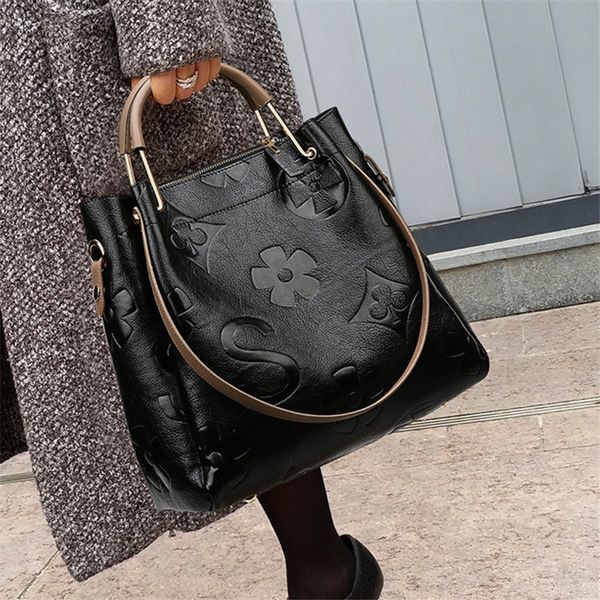 shoulder messenger bags 2021 new famous designer genuine leather bucket luxury fashion large capacity casual totes
shoulder messenger bags 2021 new famous designer genuine leather bucket luxury fashion large capacity casual totes