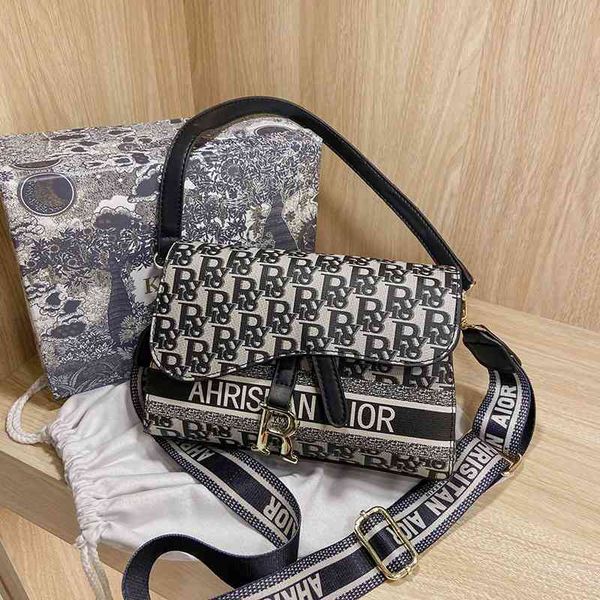 2022 factory wholesale new model fashionable saddle crossbar bill lading, shoulder women's bag, underarm bag
2022 factory wholesale new model fashionable saddle crossbar bill lading, shoulder women's bag, underarm bag