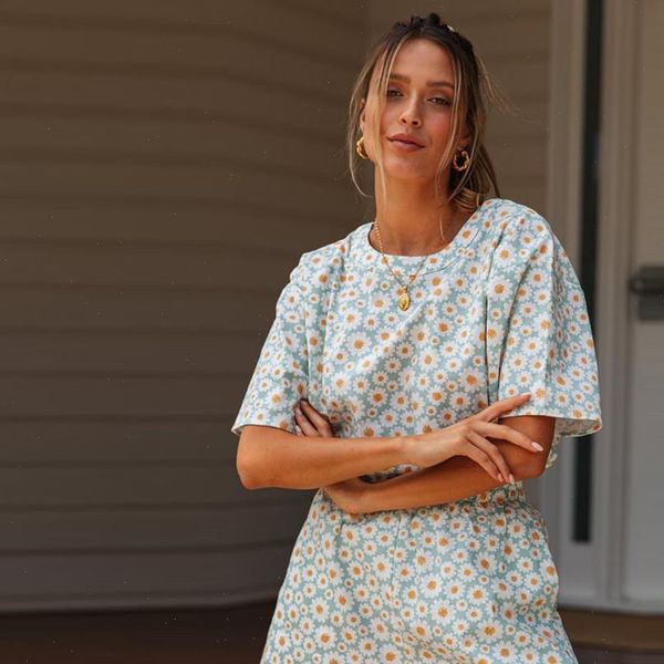 daisy print 2 piece set women summer style 2 piece set women o neck short sleeve t shirt tracksuit women, Gray
daisy print 2 piece set women summer style 2 piece set women o neck short sleeve t shirt tracksuit women, Gray