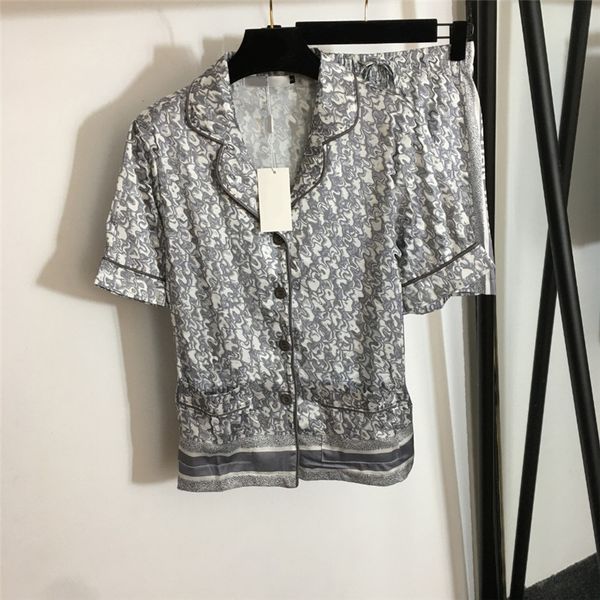 casual lady short sleeve satin sleepwear lapel neck wide leg shorts drawstring elastic waist silk pajamas full letter printed soft home wear, Black;red
casual lady short sleeve satin sleepwear lapel neck wide leg shorts drawstring elastic waist silk pajamas full letter printed soft home wear, Black;red