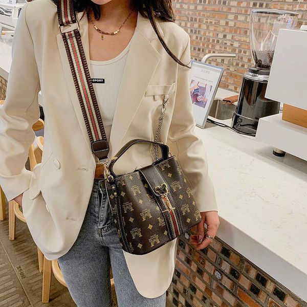 bag women's bag 2021 fashion versatile foreign temperament tide wide shoulder strap single slung bucket luxuryss designerss yw
bag women's bag 2021 fashion versatile foreign temperament tide wide shoulder strap single slung bucket luxuryss designerss yw