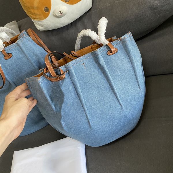 2021 denim lining matchs withs the aureate suede shopping bags leather handbags with a solid base and soft half moon subject by precise sewi
2021 denim lining matchs withs the aureate suede shopping bags leather handbags with a solid base and soft half moon subject by precise sewi