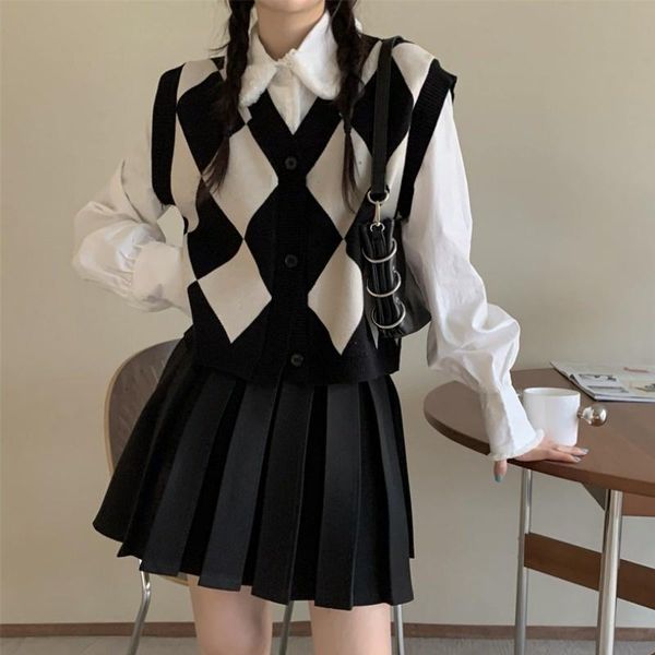 women's vests outside with knitted vest, autumn 2021 loose and thin short v-neck folding vest top, Black;white
women's vests outside with knitted vest, autumn 2021 loose and thin short v-neck folding vest top, Black;white