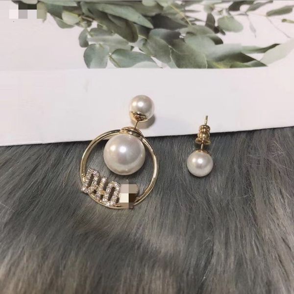 studs earrings d's / asymmetric letter size stud of the same material, Golden;silver
studs earrings d's / asymmetric letter size stud of the same material, Golden;silver