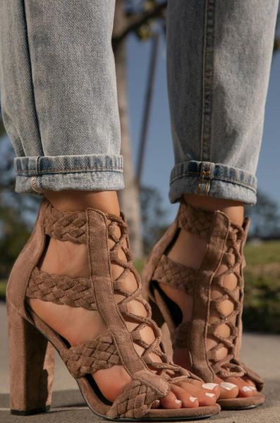 2021 women square heel sandals peep toe hollow out weave gladiator sandals with strap black spring summer shoes plus size 43
2021 women square heel sandals peep toe hollow out weave gladiator sandals with strap black spring summer shoes plus size 43