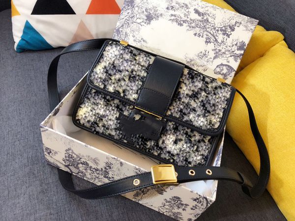totes genuine leather embroidery leisure time fashion portable female bag square bag
totes genuine leather embroidery leisure time fashion portable female bag square bag