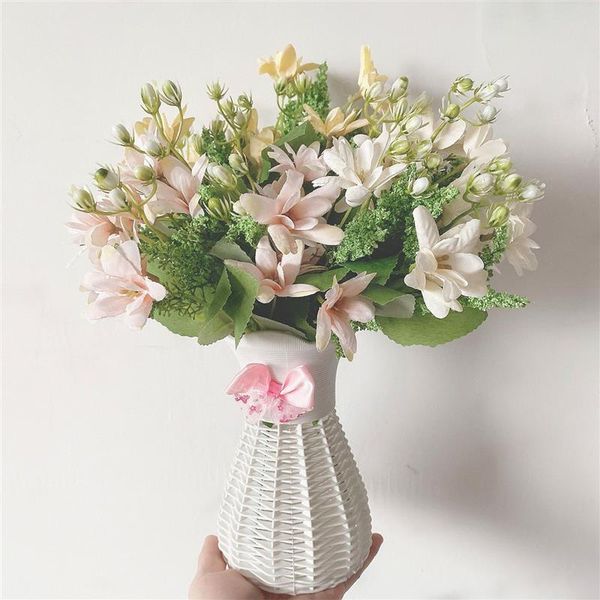 15 heads silk cloth artificial flowers bouquet diy art simulation magnolia fake flowers for home garden party wedding decoration
15 heads silk cloth artificial flowers bouquet diy art simulation magnolia fake flowers for home garden party wedding decoration