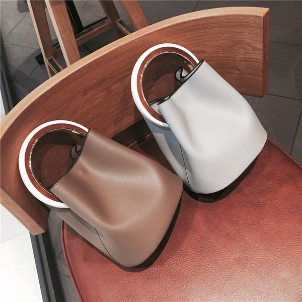 luxury handbags pu women's 2021 korean version new bucket wooden ring hand strap small handbag single shoulder messenger bag 2qpl
luxury handbags pu women's 2021 korean version new bucket wooden ring hand strap small handbag single shoulder messenger bag 2qpl