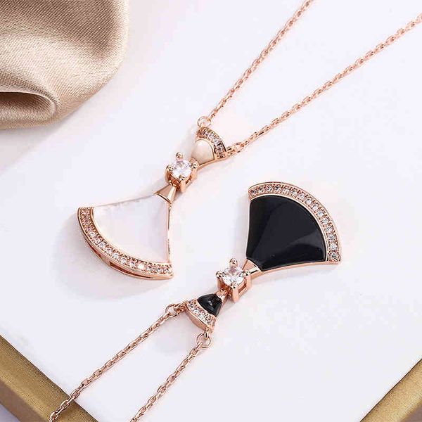 the new baojia high version skirt shell full diamond necklace fan shaped natural agate rose gold 18k clavicle chain, Silver
the new baojia high version skirt shell full diamond necklace fan shaped natural agate rose gold 18k clavicle chain, Silver