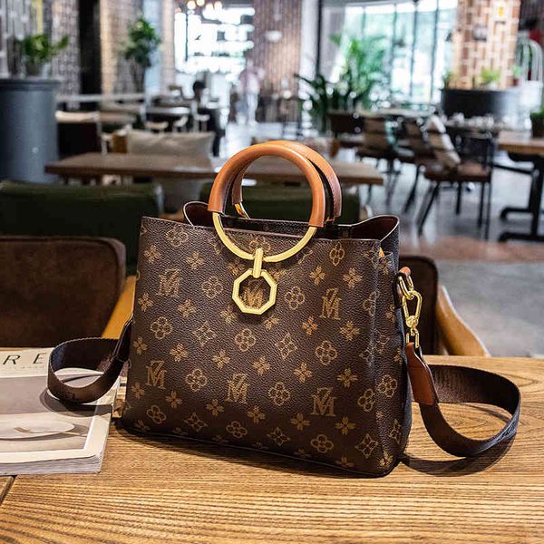 handbag women's 2021 fashion versatile hand large capacity printed bucket foreign style single shoulder messenger bag, Black;red
handbag women's 2021 fashion versatile hand large capacity printed bucket foreign style single shoulder messenger bag, Black;red
