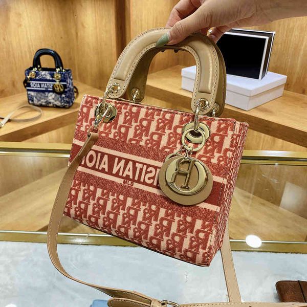fashionable and versatile old flower embroidery handbag d home foreign style single shoulder messenger bag diana women's
fashionable and versatile old flower embroidery handbag d home foreign style single shoulder messenger bag diana women's