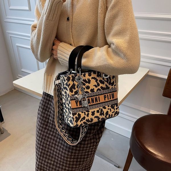 women's bag new fashion letter printed princess large capacity portable messenger single shoulder small purses clearance
women's bag new fashion letter printed princess large capacity portable messenger single shoulder small purses clearance