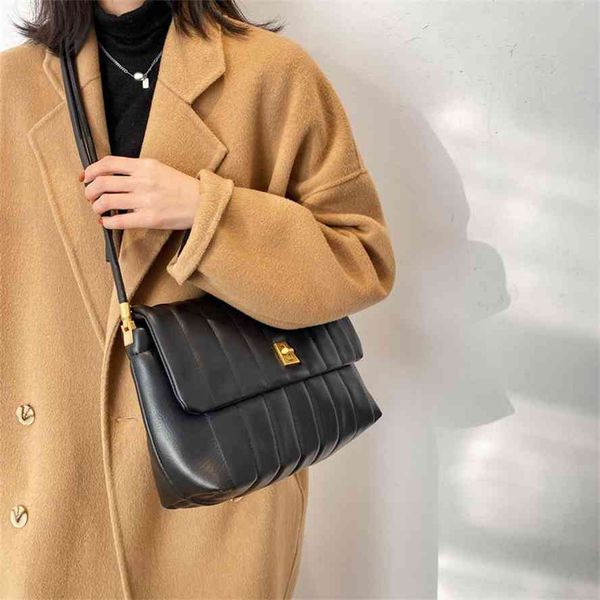 tote large capacity texture lock women's new fashionable foreign style one shoulder messenger bag
tote large capacity texture lock women's new fashionable foreign style one shoulder messenger bag