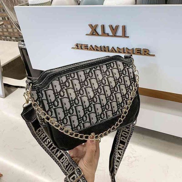 2022 factory outlet female single shoulder messenger bag letter printing fashion small square net red wandering bag wide shoulder strap 6c75 
2022 factory outlet female single shoulder messenger bag letter printing fashion small square net red wandering bag wide shoulder strap 6c75