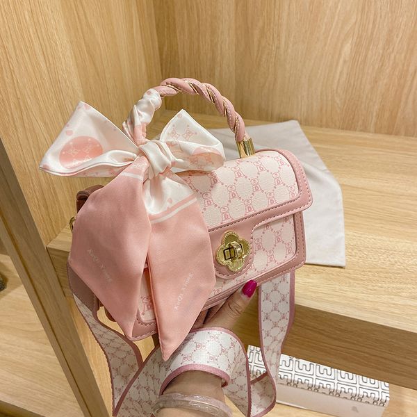 design handbag bag 2021 summer new messenger bag women's trend broadband single shoulder small square fashion silk scarf portable
design handbag bag 2021 summer new messenger bag women's trend broadband single shoulder small square fashion silk scarf portable