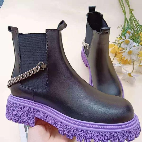 boots 2022 fashion short comfortable flat black leather chain decoration
boots 2022 fashion short comfortable flat black leather chain decoration