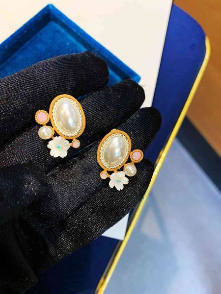 stud earrings v home color baby shell pearl with s925 silver ear nails, Golden;silver
stud earrings v home color baby shell pearl with s925 silver ear nails, Golden;silver