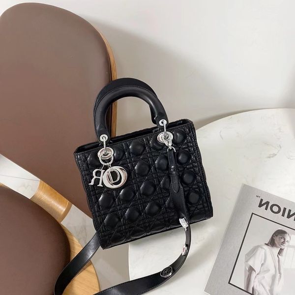 sheepskin pattern 5-grid princess of burden 2021 new ins fashion women's lingge single shoulder messenger portable tote bag
sheepskin pattern 5-grid princess of burden 2021 new ins fashion women's lingge single shoulder messenger portable tote bag