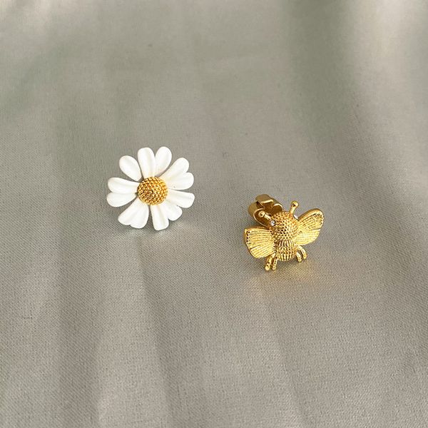 2021 trendy fashion niche asymmetric stud bee picking daisy flower earrings wild ladies party gifts, Golden;silver
2021 trendy fashion niche asymmetric stud bee picking daisy flower earrings wild ladies party gifts, Golden;silver