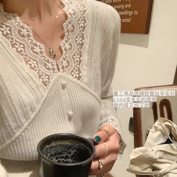 new 2021 full wool, exquisite pearl button lace stitching v-neck wool sweater women 2kgt, White;black
new 2021 full wool, exquisite pearl button lace stitching v-neck wool sweater women 2kgt, White;black