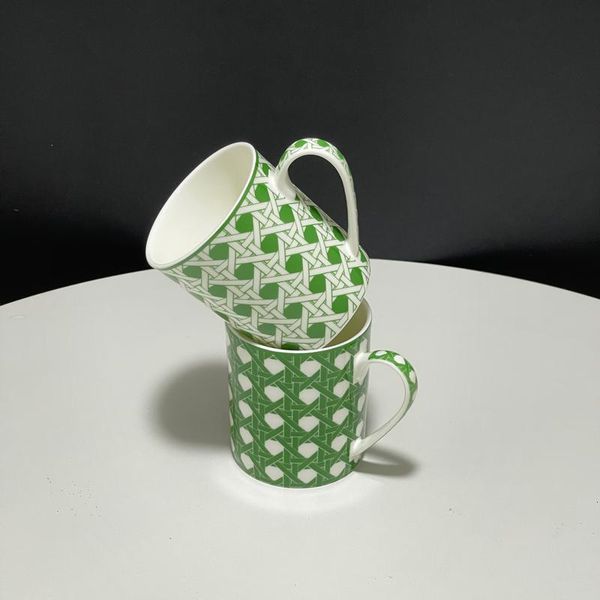 mugs 2pcs / set green bone china coffee with box porcelain tea milk water cups home decor luxury cup gift for family boss friend
mugs 2pcs / set green bone china coffee with box porcelain tea milk water cups home decor luxury cup gift for family boss friend