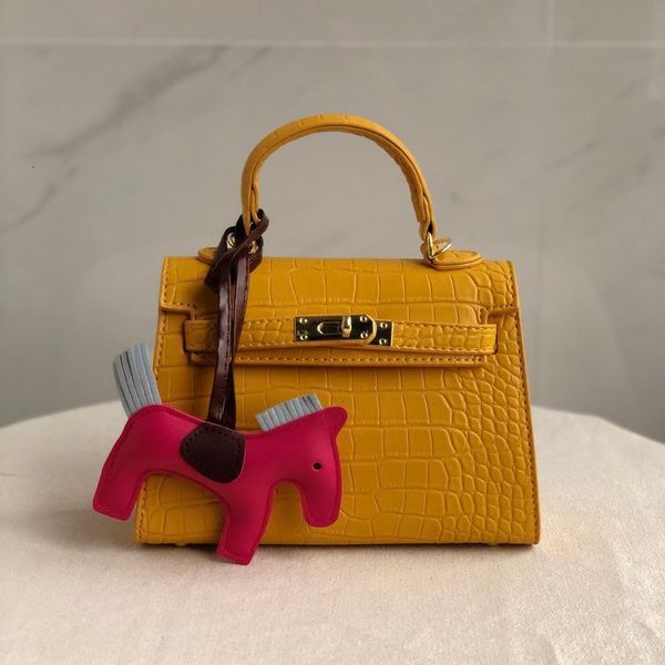 princess diana 2021 new fashion buckle handbag crocodile leather single shoulder messenger bag
princess diana 2021 new fashion buckle handbag crocodile leather single shoulder messenger bag