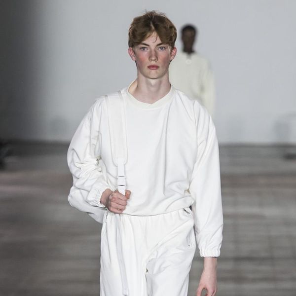men's t-shirts simple loose asymmetric round neck long sleeve t-shirt 2021 autumn fashion trend thick sports casual sweater, White;black
men's t-shirts simple loose asymmetric round neck long sleeve t-shirt 2021 autumn fashion trend thick sports casual sweater, White;black