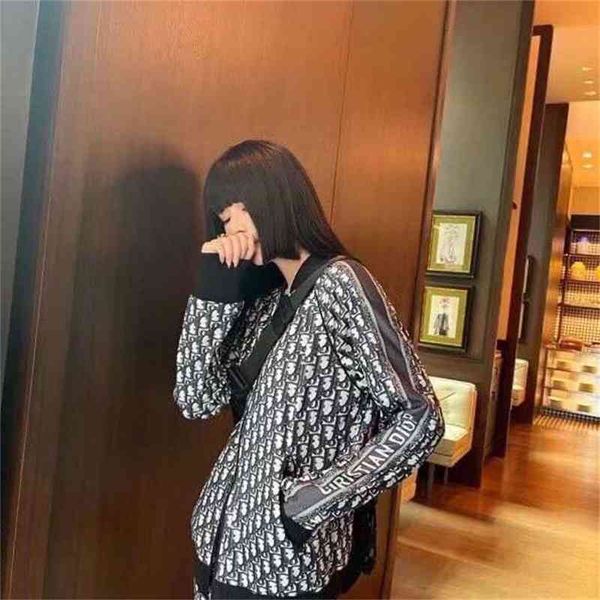 2021 autumn and winter new fashion old flower print leisure sports suit women's stand collar zipper coat + trousers c85a, Gray
2021 autumn and winter new fashion old flower print leisure sports suit women's stand collar zipper coat + trousers c85a, Gray
