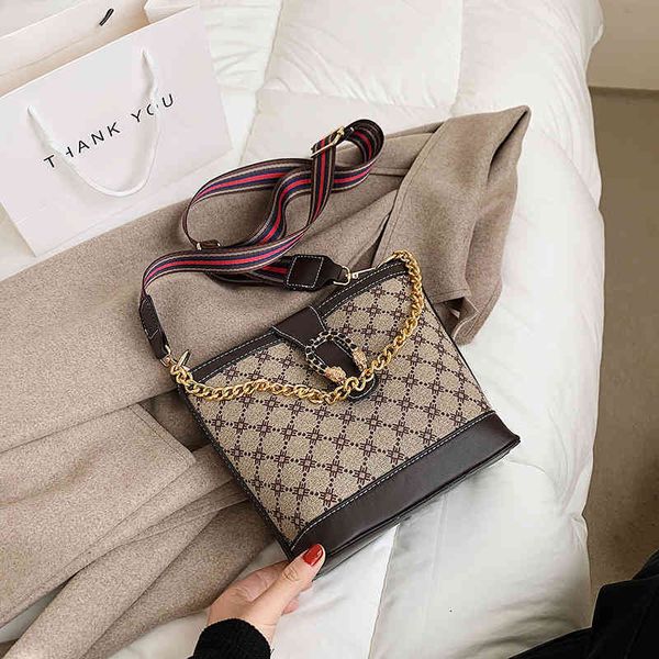 2022 factory outlet online bucket female chain versatile style one shoulder broadband messenger
2022 factory outlet online bucket female chain versatile style one shoulder broadband messenger