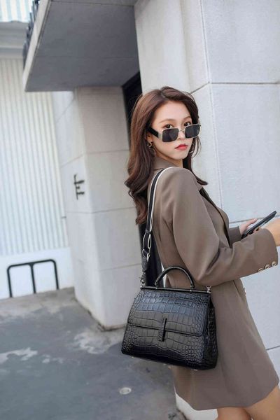 purse sale large capacity tote bag crocodile leather handbag cowhide women's shoulder bag
purse sale large capacity tote bag crocodile leather handbag cowhide women's shoulder bag
