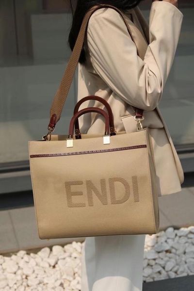 peekaboo large capacity tote embroidered leather one shoulder portable practical fashion leisure shopping bag
peekaboo large capacity tote embroidered leather one shoulder portable practical fashion leisure shopping bag