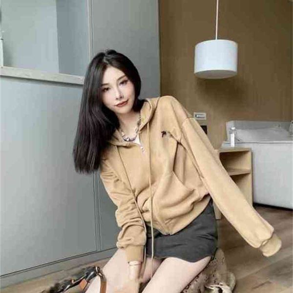 2022 factory wholesale new autumn ce chest small label embroidery casual loose simple short zipper hooded terry sweater women's coat, Black
2022 factory wholesale new autumn ce chest small label embroidery casual loose simple short zipper hooded terry sweater women's coat, Black