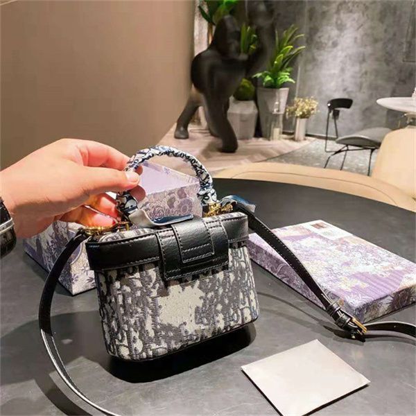 personalized cosmetic bags ladies shoulder bag fashion all-match handbag clutch handbags wallet spring and summer series styles
personalized cosmetic bags ladies shoulder bag fashion all-match handbag clutch handbags wallet spring and summer series styles