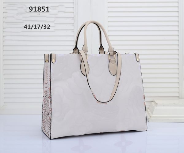 fashion luxurys designers bags medium tote women handbags by the pool monograms embossing shoulder bag
fashion luxurys designers bags medium tote women handbags by the pool monograms embossing shoulder bag