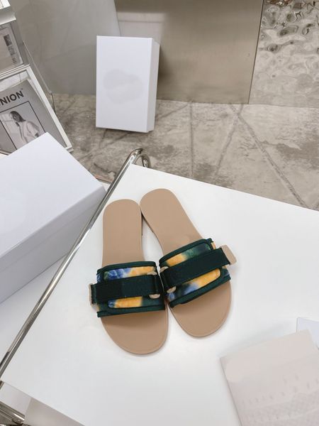 2021 luxury designer sandals summer flat slipper fashion beach woman big head letters slippers with box size 35-42, Black
2021 luxury designer sandals summer flat slipper fashion beach woman big head letters slippers with box size 35-42, Black