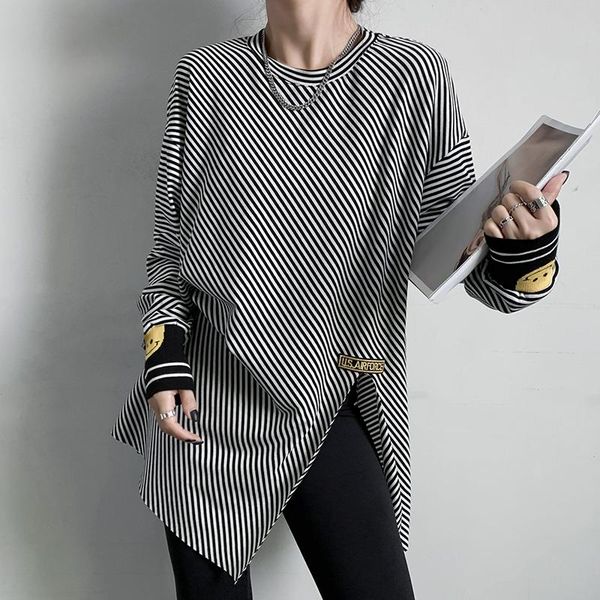 2021 spring loose long sleeve casual t shirt women black and white striped long female slit chic lady shirts
2021 spring loose long sleeve casual t shirt women black and white striped long female slit chic lady shirts