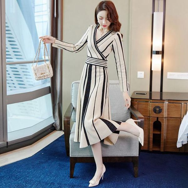 casual dresses women 2021 autumn winter vintage elegant dress female striped v-neck knitted ladies regular knee-length p188, Black;gray
casual dresses women 2021 autumn winter vintage elegant dress female striped v-neck knitted ladies regular knee-length p188, Black;gray