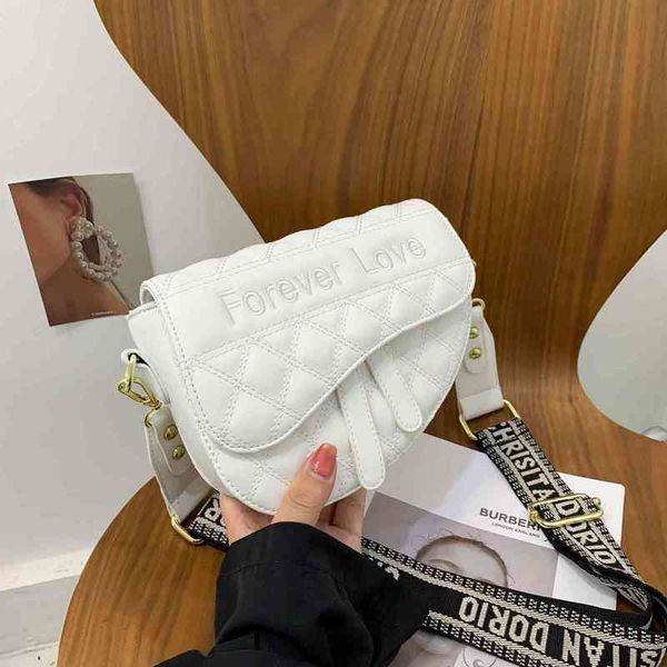 2022 factory wholesale new women's summer saddle women's single shoulder diagonal sweet diamond lattice embroidered thread bag, Black;red
2022 factory wholesale new women's summer saddle women's single shoulder diagonal sweet diamond lattice embroidered thread bag, Black;red