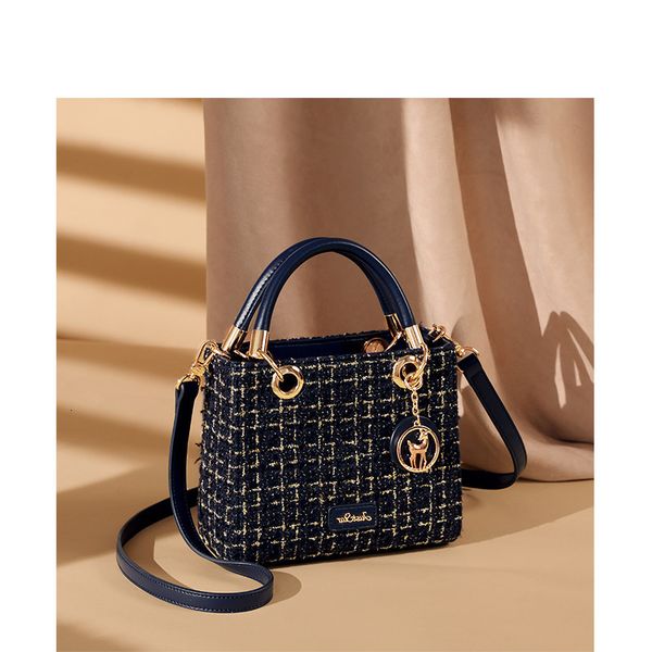 2021 new fashion women's bag diana temperament versatile hand niche design one shoulder messenger
2021 new fashion women's bag diana temperament versatile hand niche design one shoulder messenger