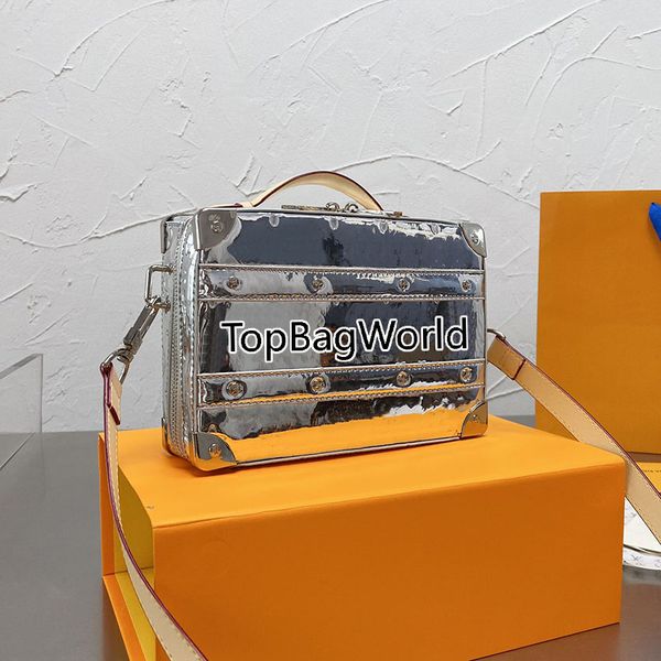 printing designer handbag messenger bag metallic silver color the shape is exquisite this charming handbags angular and elegant size: 21x15c
printing designer handbag messenger bag metallic silver color the shape is exquisite this charming handbags angular and elegant size: 21x15c