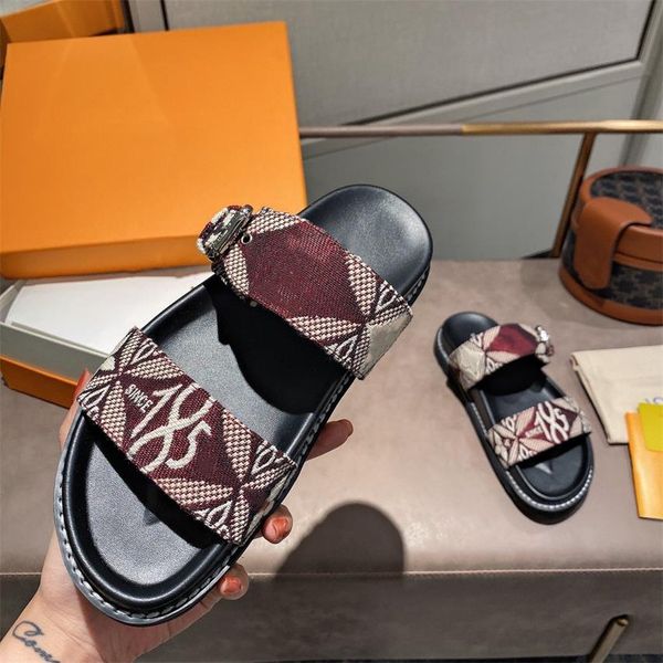 spring and summer 2021 women's new slippers luxury letter decoration water dyed cow leather lining rubber sole size 35-40, Black
spring and summer 2021 women's new slippers luxury letter decoration water dyed cow leather lining rubber sole size 35-40, Black