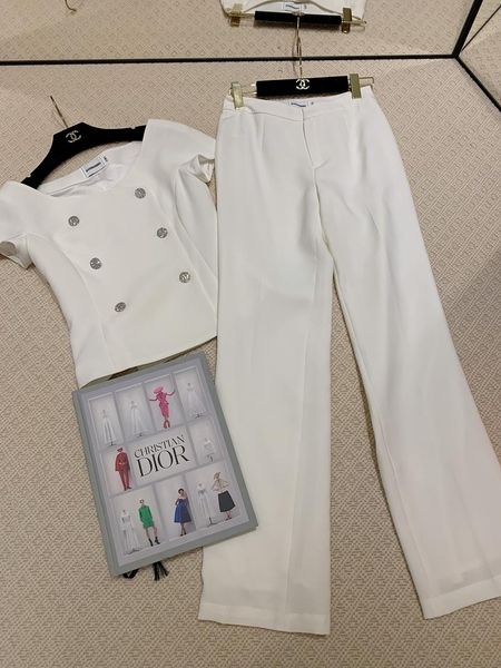 new designers white suit have qualitative feeling super serious wide legged pants commuter with short sleeves
new designers white suit have qualitative feeling super serious wide legged pants commuter with short sleeves