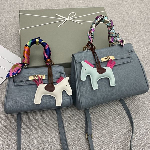 2020 new mini second generation kelly litchi pattern versatile buckle small portable messenger bag
2020 new mini second generation kelly litchi pattern versatile buckle small portable messenger bag